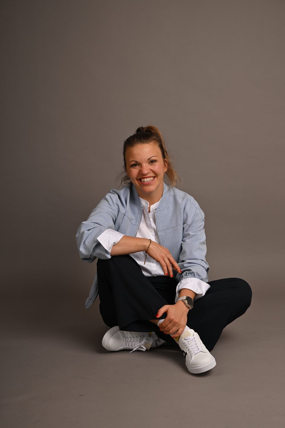 Steffi Reith im Schneidersitz, lächelnd